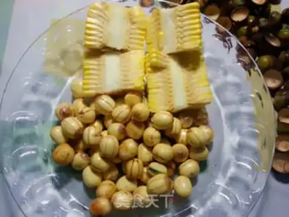 Make Lotus corn pig hoof soup step 1