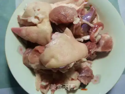 Make Lotus corn pig hoof soup step 2