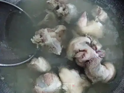 Make Lotus corn pig hoof soup step 3