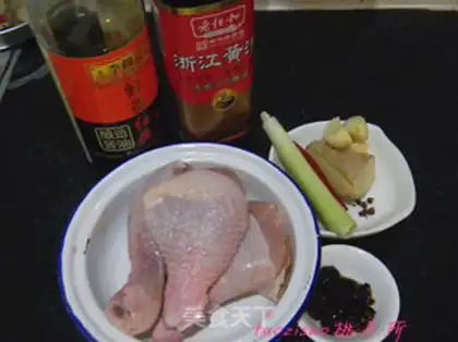 Make Spicy beans, steamed chicken legs step 0
