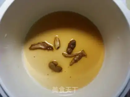 Make Lotus corn pig hoof soup step 4