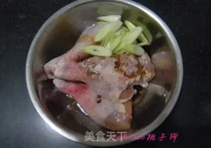 Make Spicy beans, steamed chicken legs step 1