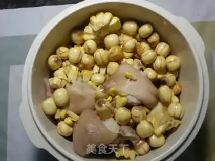 Make Lotus corn pig hoof soup step 5