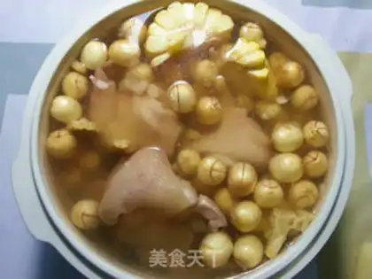 Make Lotus corn pig hoof soup step 6