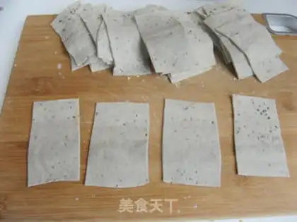 Make Old Beijing snack chop chop fork step 4