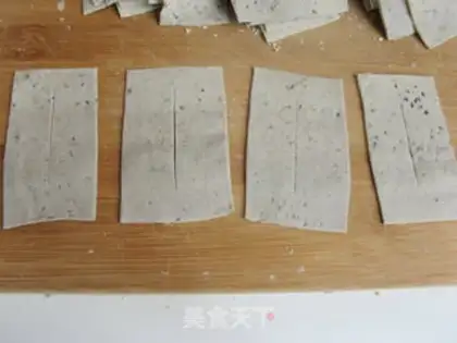 Make Old Beijing snack chop chop fork step 5