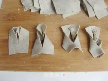 Make Old Beijing snack chop chop fork step 6