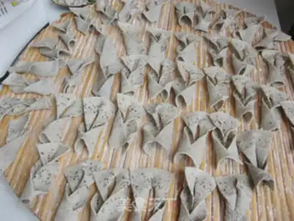 Make Old Beijing snack chop chop fork step 7