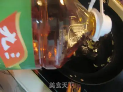 Make Old Beijing snack chop chop fork step 8