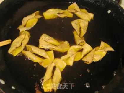 Make Old Beijing snack chop chop fork step 11