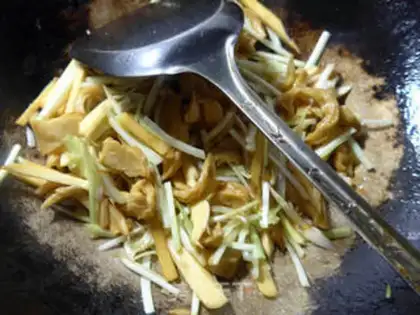 Make The sprouts, the white noodles step 7