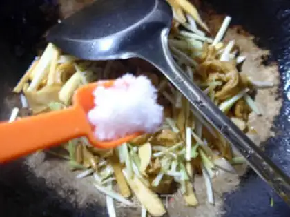 Make The sprouts, the white noodles step 8