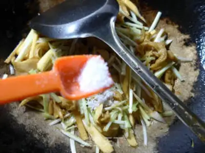 Make The sprouts, the white noodles step 9