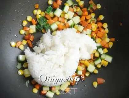 Make Bottled rice with tea towels step 3