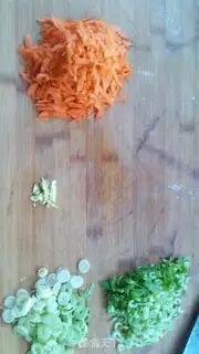 Make Carrot celery pork dumplings step 1