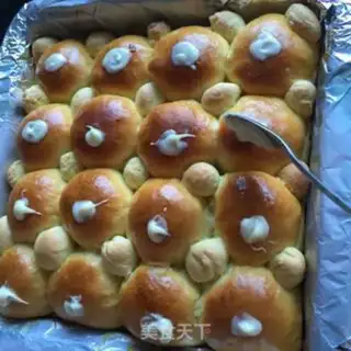 Make Little bear squeezing the pine bun step 8
