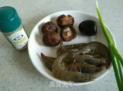 Make Skinned rice and egg shrimp congee step 1