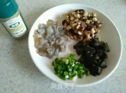 Make Skinned rice and egg shrimp congee step 2