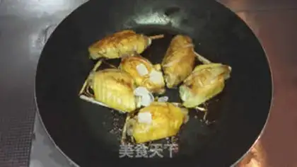 Make Seafood sauce and fried chicken wings step 5