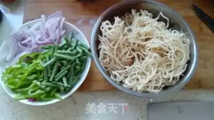 Make Pepper bean horn noodles step 1