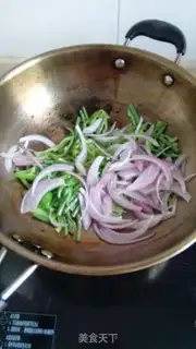 Make Pepper bean horn noodles step 2