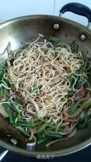 Make Pepper bean horn noodles step 4