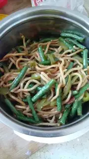 Make Pepper bean horn noodles step 5