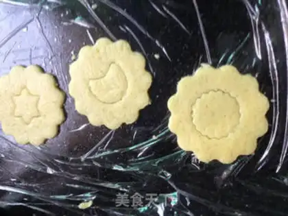 Make Glass and sugar cookies step 4