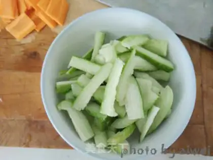 Make Oil and fresh mushrooms step 1