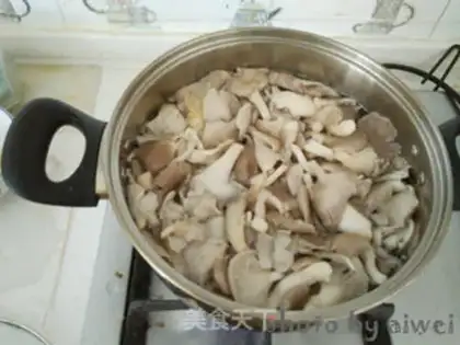 Make Oil and fresh mushrooms step 3