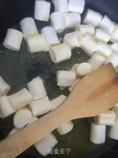 Make Cow Rolling Sugar step 1