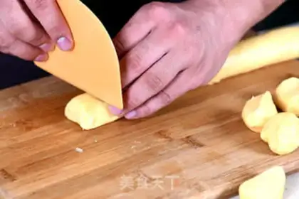 Make Korean milk moon cake step 8