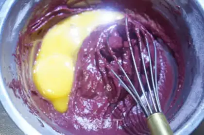 Make Red velvet on a roll step 4