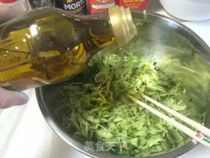 Make cucumber shrimp dumplings step 1