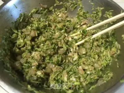 Make cucumber shrimp dumplings step 3