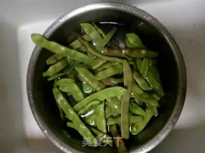 Make Garlic beans step 0