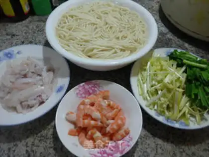 Make Double ace of seafood noodles step 0