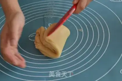 Make A wide moon cake step 2