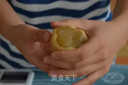 Make A wide moon cake step 4