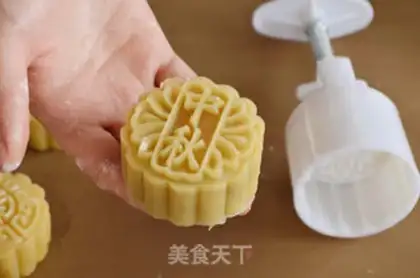 Make A wide moon cake step 5