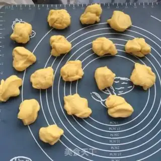 Make Little bear squeezing the pine bun step 1