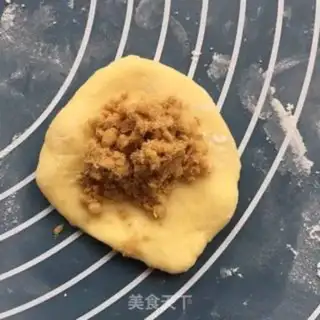 Make Little bear squeezing the pine bun step 3