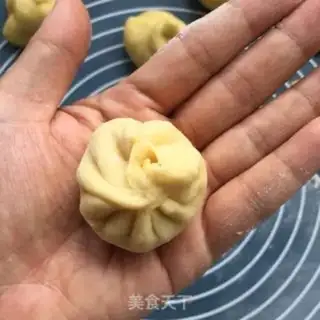 Make Little bear squeezing the pine bun step 4