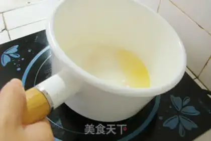 Make Simple caramel chip decorations step 1
