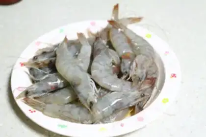 Make Healthy and nutritious garlic roasted shrimp step 0