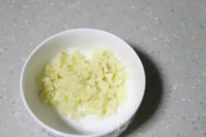 Make Healthy and nutritious garlic roasted shrimp step 1