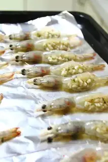 Make Healthy and nutritious garlic roasted shrimp step 2