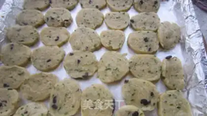 Make Onion hoof crackers step 4