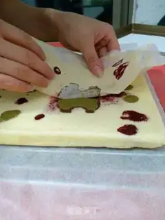 Make Bear Cake roll step 16
