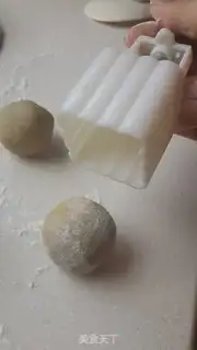 Make A wide moon cake step 3